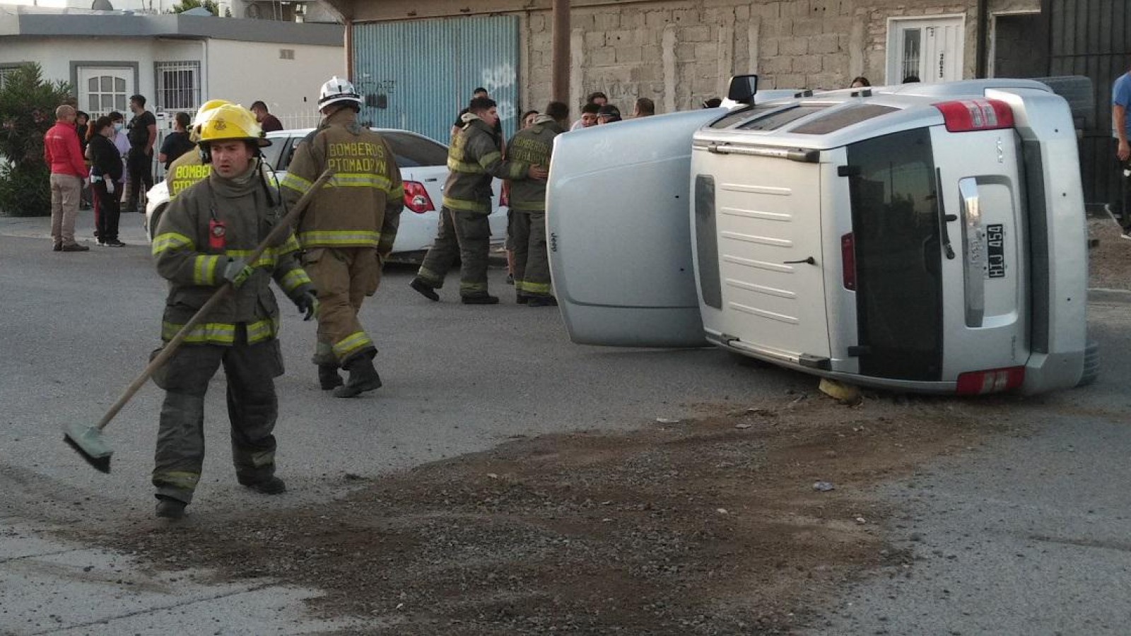Una mujer volcó su camioneta "el sol la encandiló"