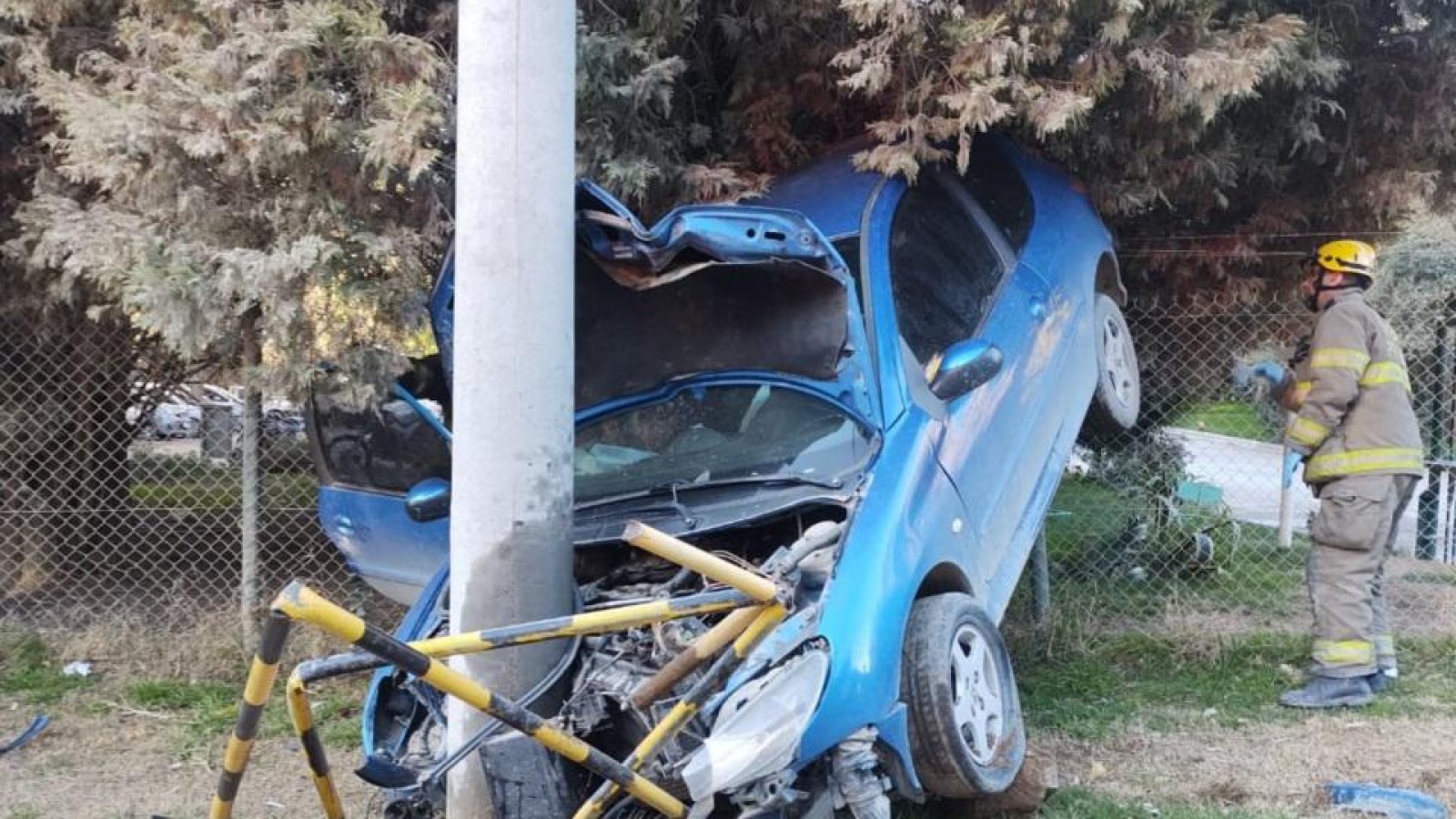 Ebrio chocó su auto contra un poste