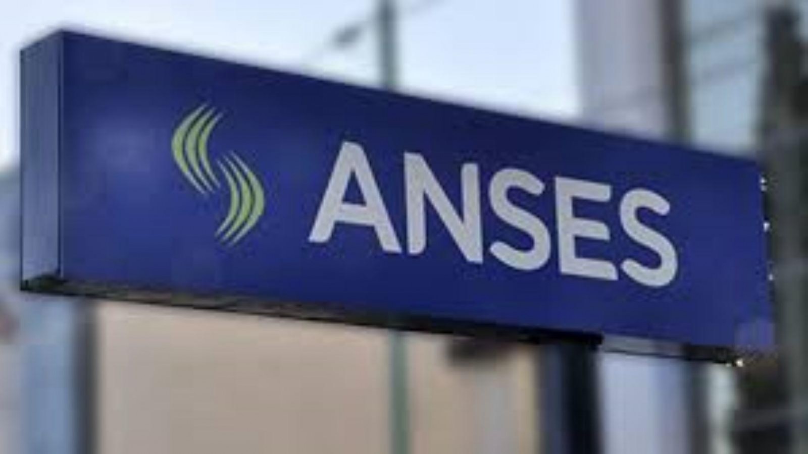 Titular de ANSES aseguró que "llegan a pedir el refuerzo con un auto recién comprado"