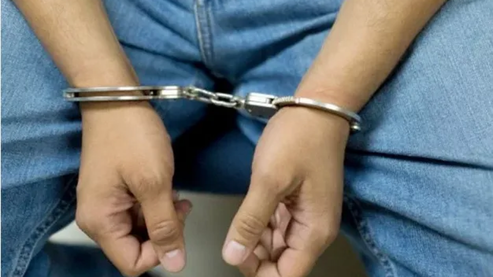 Chocó frente al Casino, se negó al test de alcoholemia y quiso pisar a un policía
