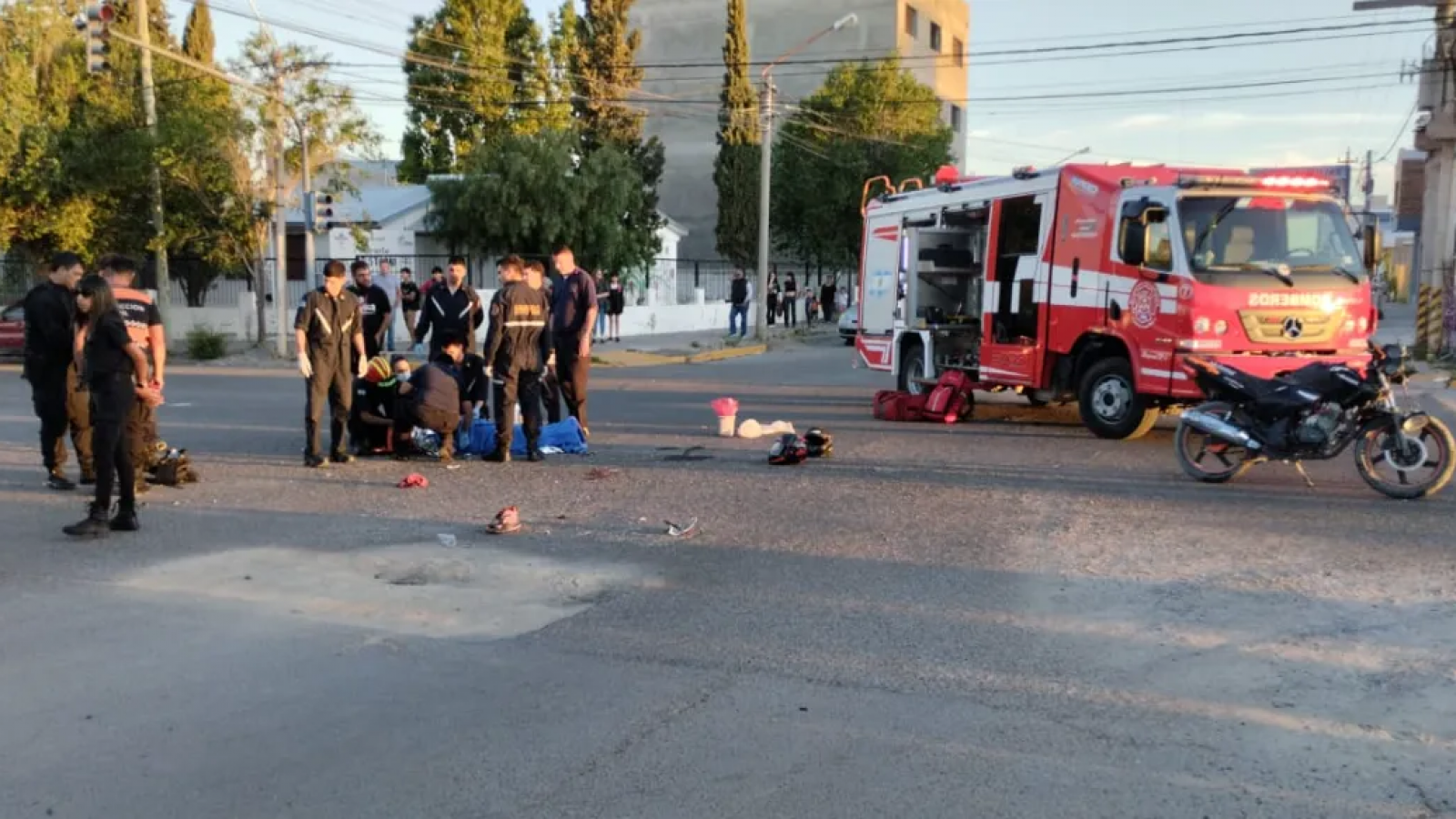 ¡Impresionante accidente! Moto pasó en rojo, chocó camioneta y los ocupantes están en "estado crítico"