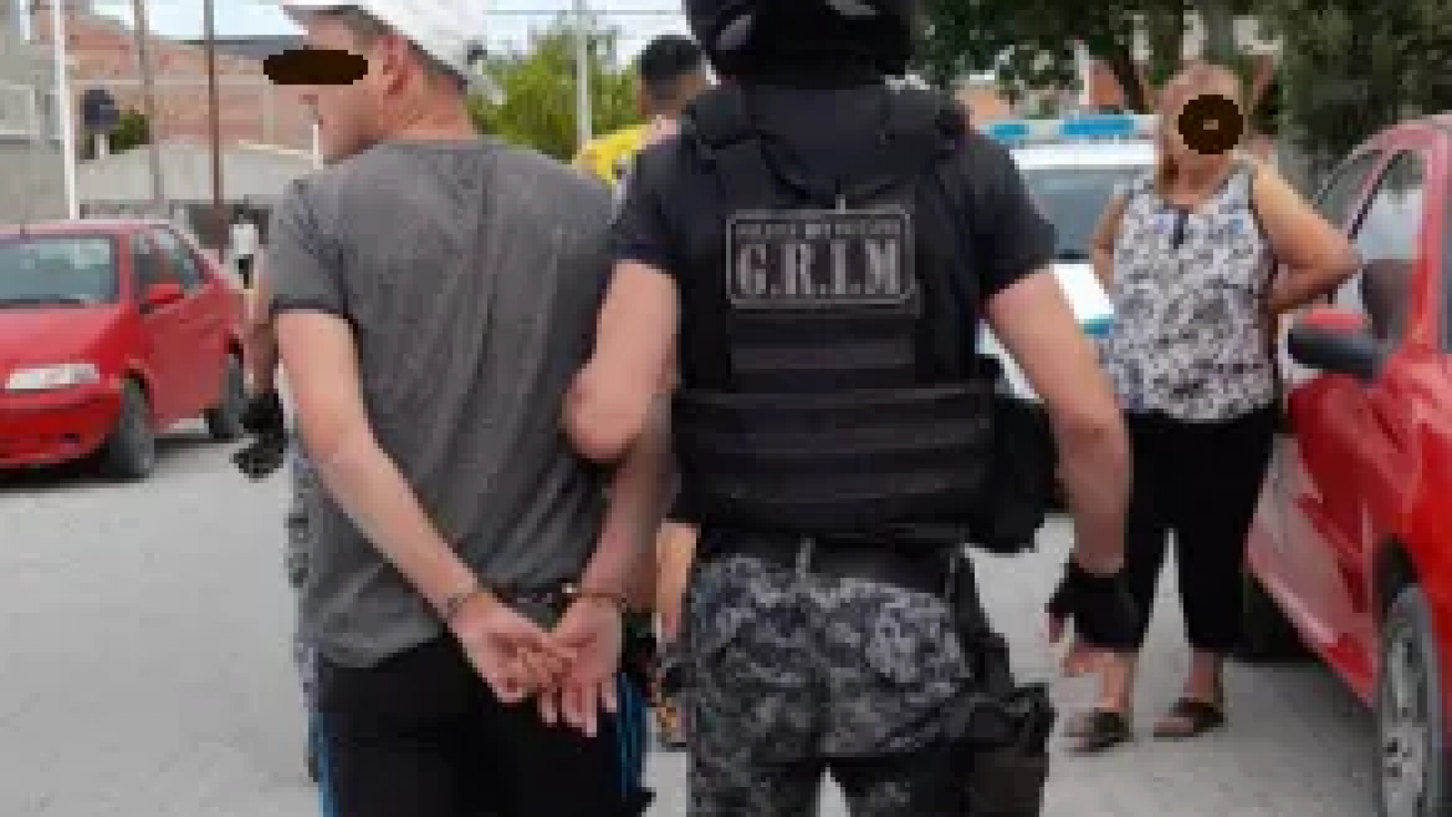 Tres individuos se hicieron pasar por policías: golpearon a un menor y quisieron entrar en su casa
