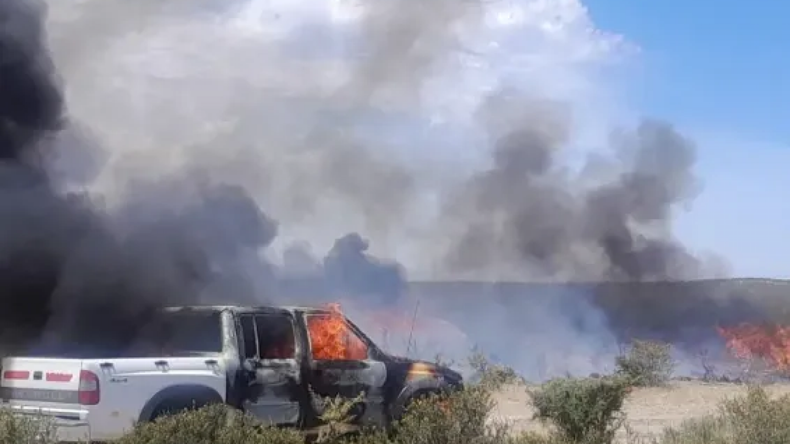 Fuego en Puerto Pirámides: los bomberos trabajan para controlar las llamas