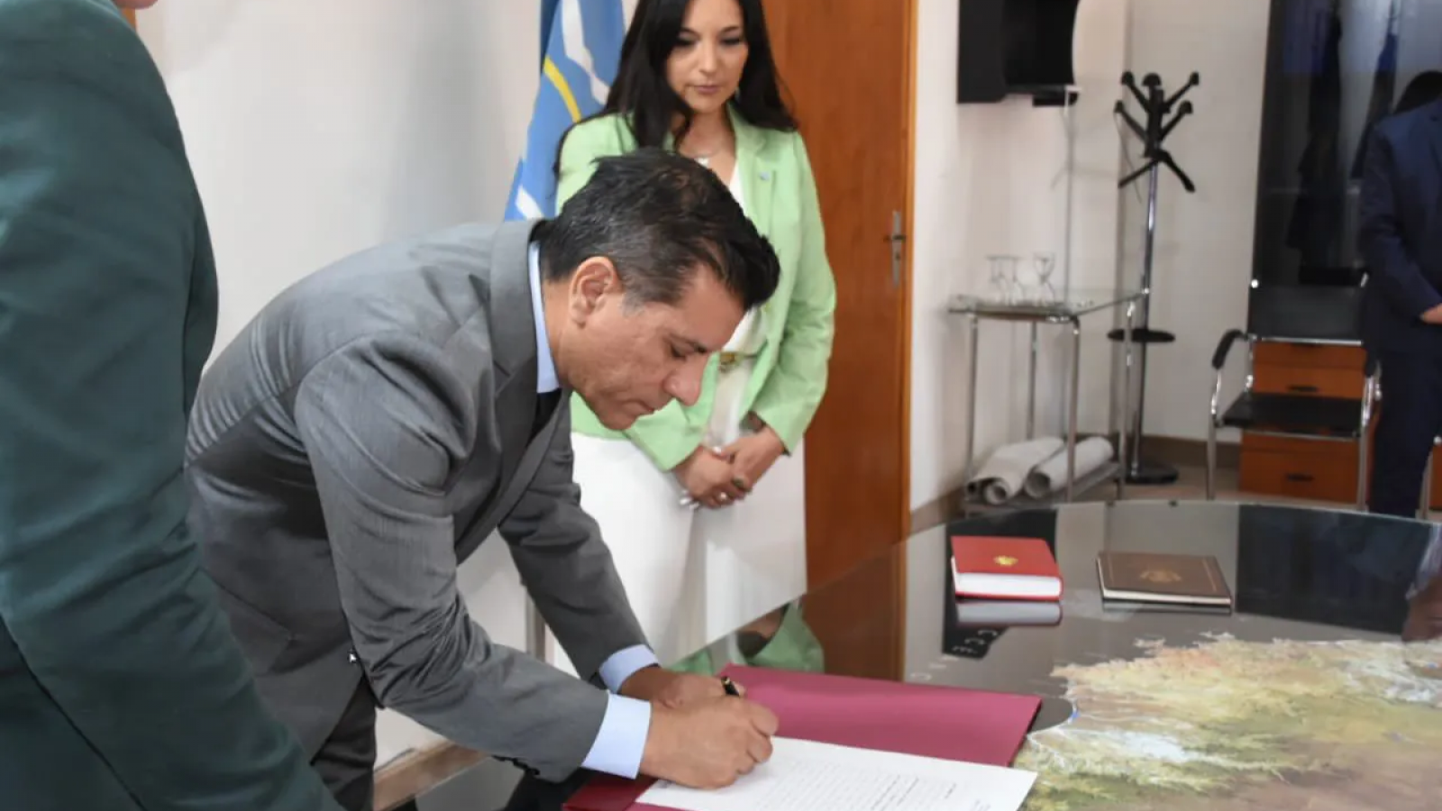 El ministro de Economía afirmó que cumplirán con el pago de aguinaldos y criticó a Arcioni