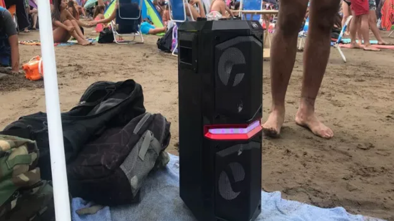 ¡Silencio! En Puerto Pirámides se prohibió el uso de parlantes en la playa