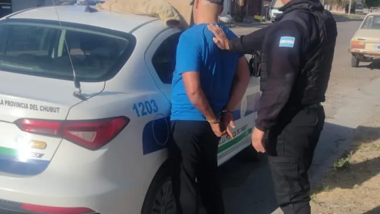 ¡Insólito! Robó 8 varillas de hierro de 12 metros y las llevaba caminando