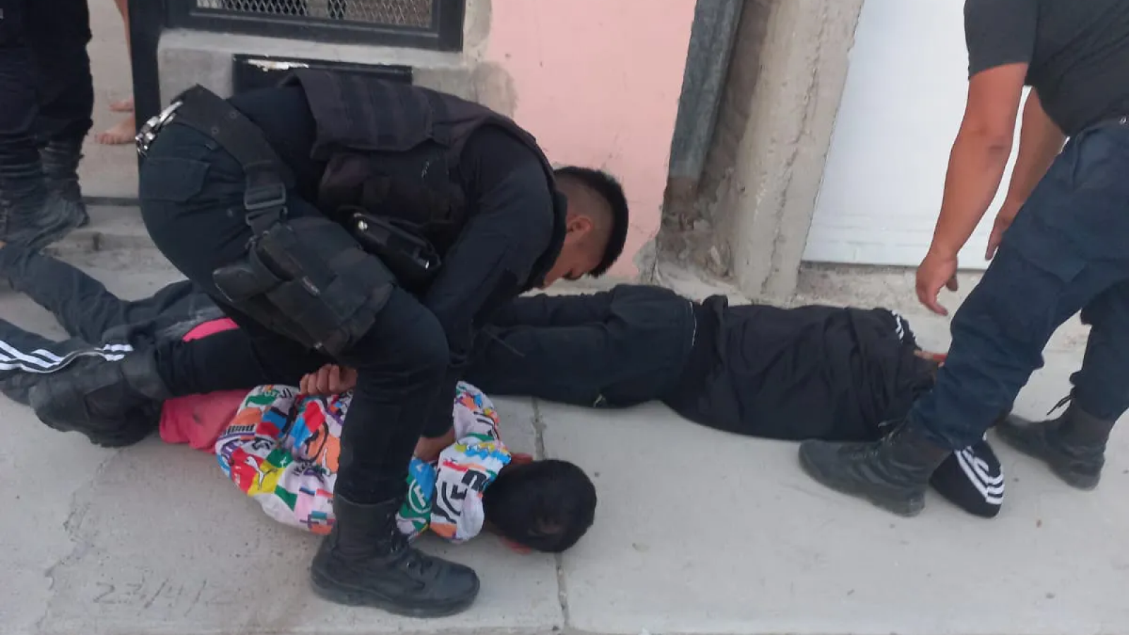 Dos jóvenes terminaron tras las rejas, los atraparon al "escalar" para robar en un casa