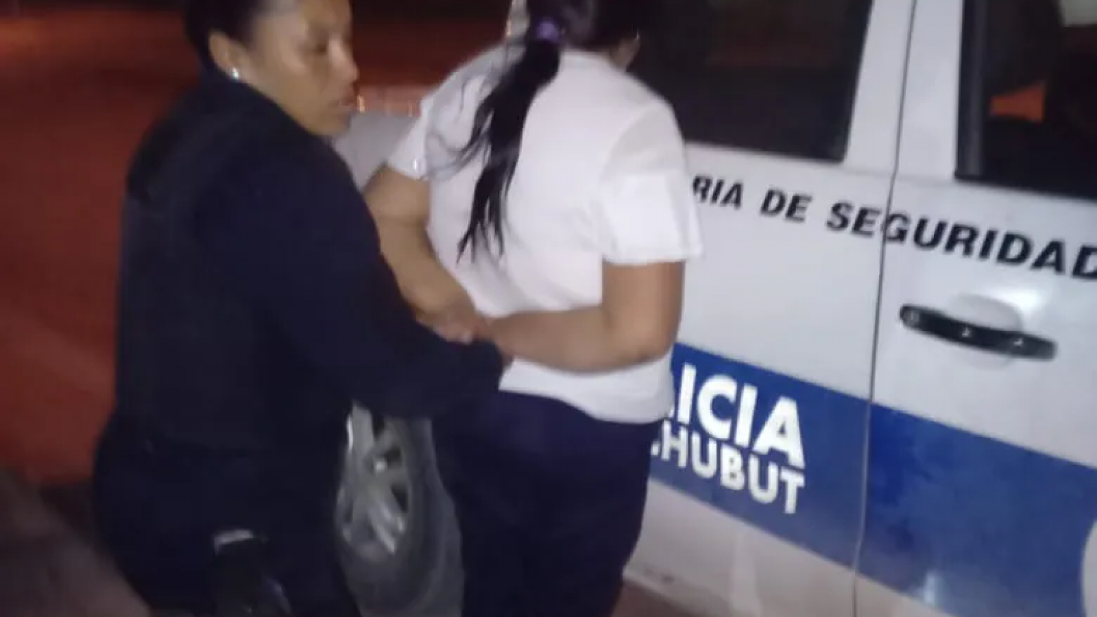 Una pareja ebria estaba durmiendo en el auto luego de un despiste y el conductor "no pudo soplar la pipeta"