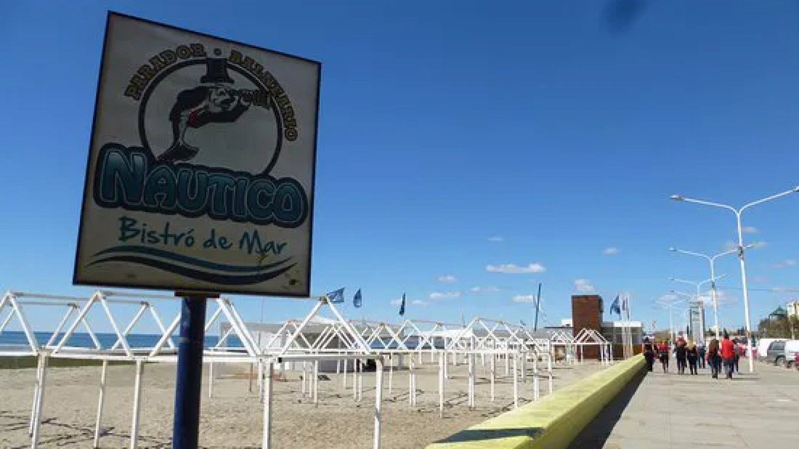 Dos bandos se enfrentaron en una bajada a la playa y un policía terminó herido