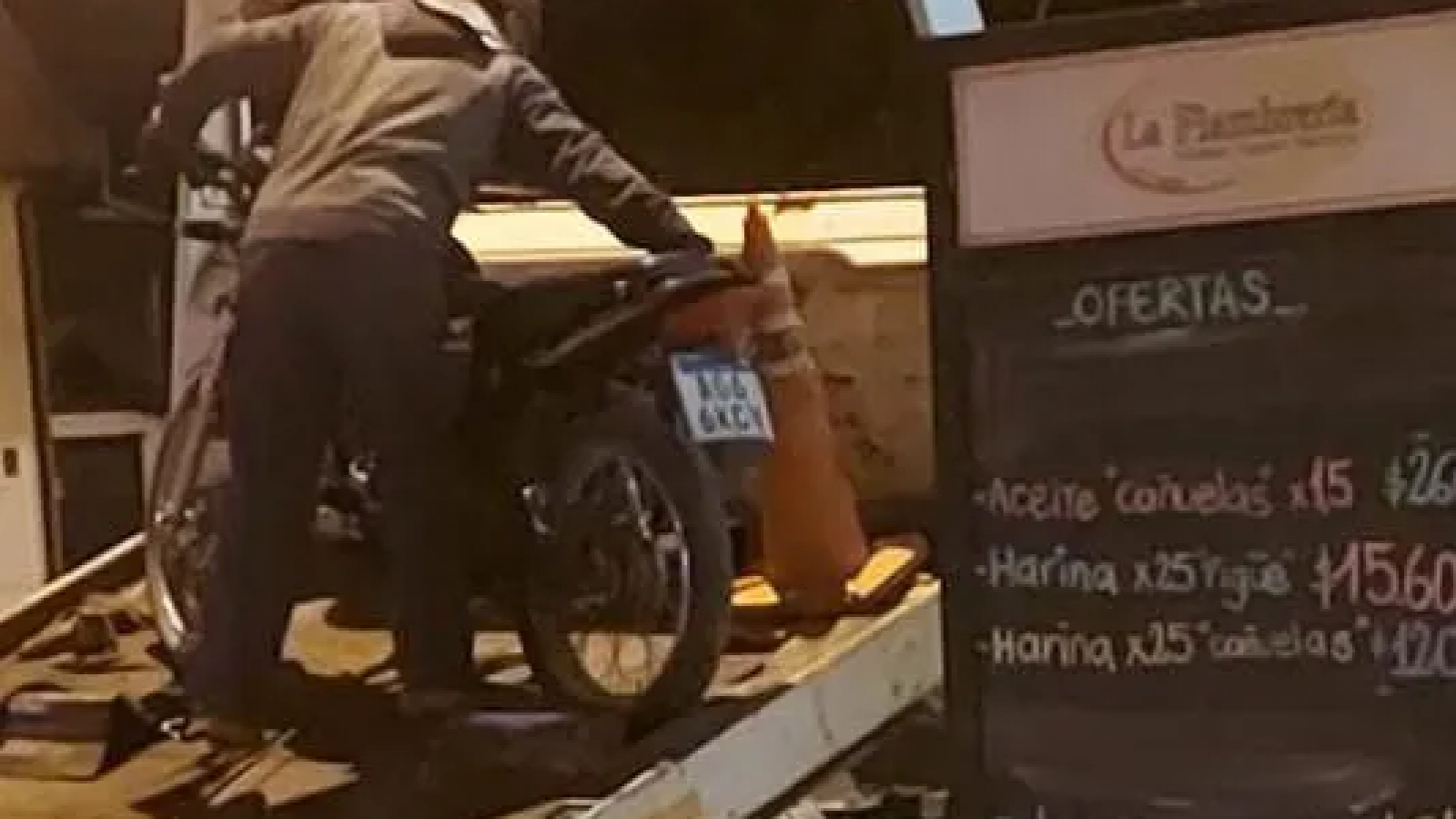 Un hombre ebrio quiso incendiar su propia moto