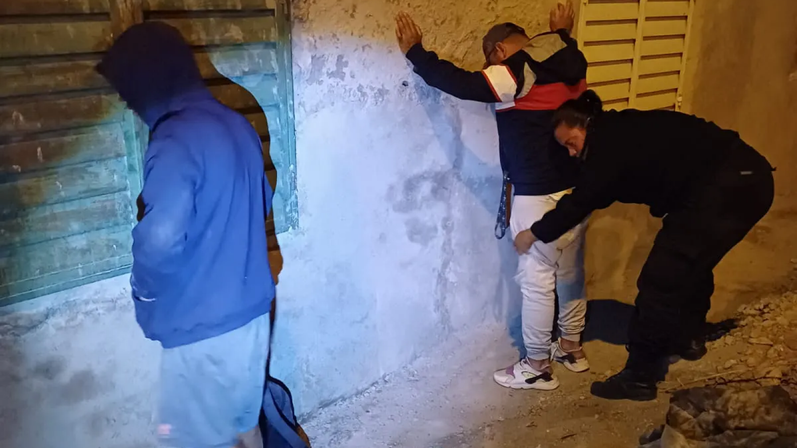Detienen a dos individuos que intentaban entrar a una casa