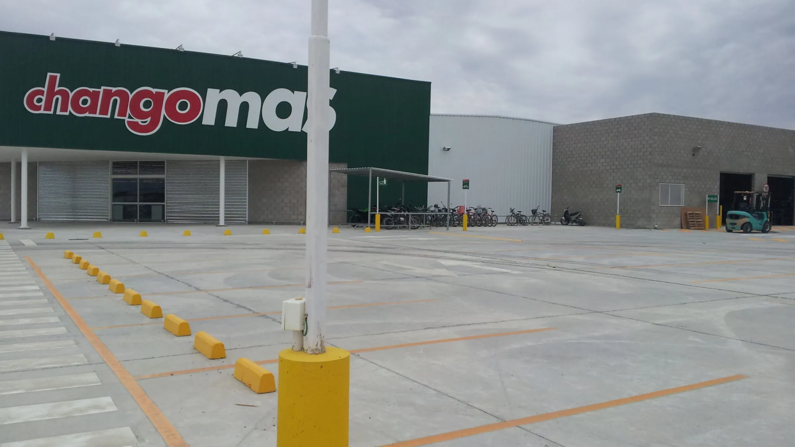 Trelew: Dos jóvenes intentaron robar celulares de un supermercado