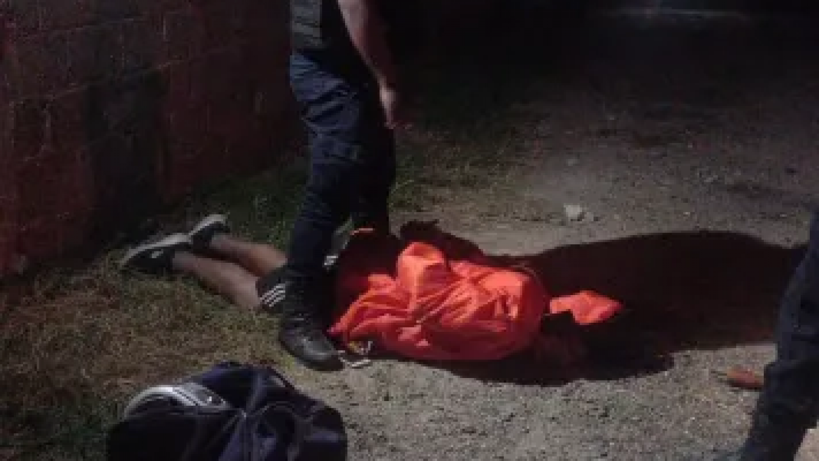 El vecino vio al ladrón en el patio, llamó a la policía y lo atraparon con un equipo de música en la mochila