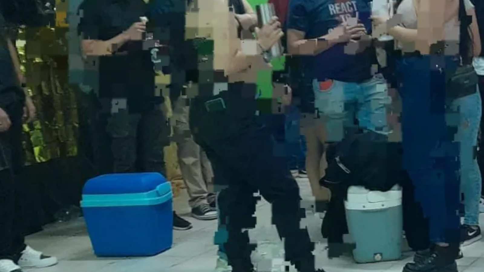 La policía irrumpió en fiesta clandestina promocionada en redes sociales y los menores enfurecieron por la incautación de alcohol