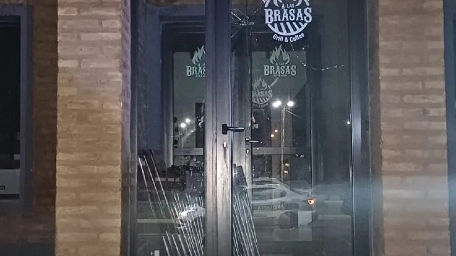Playa Unión: Un hombre fue detenido por causar daños a la puerta de restaurante