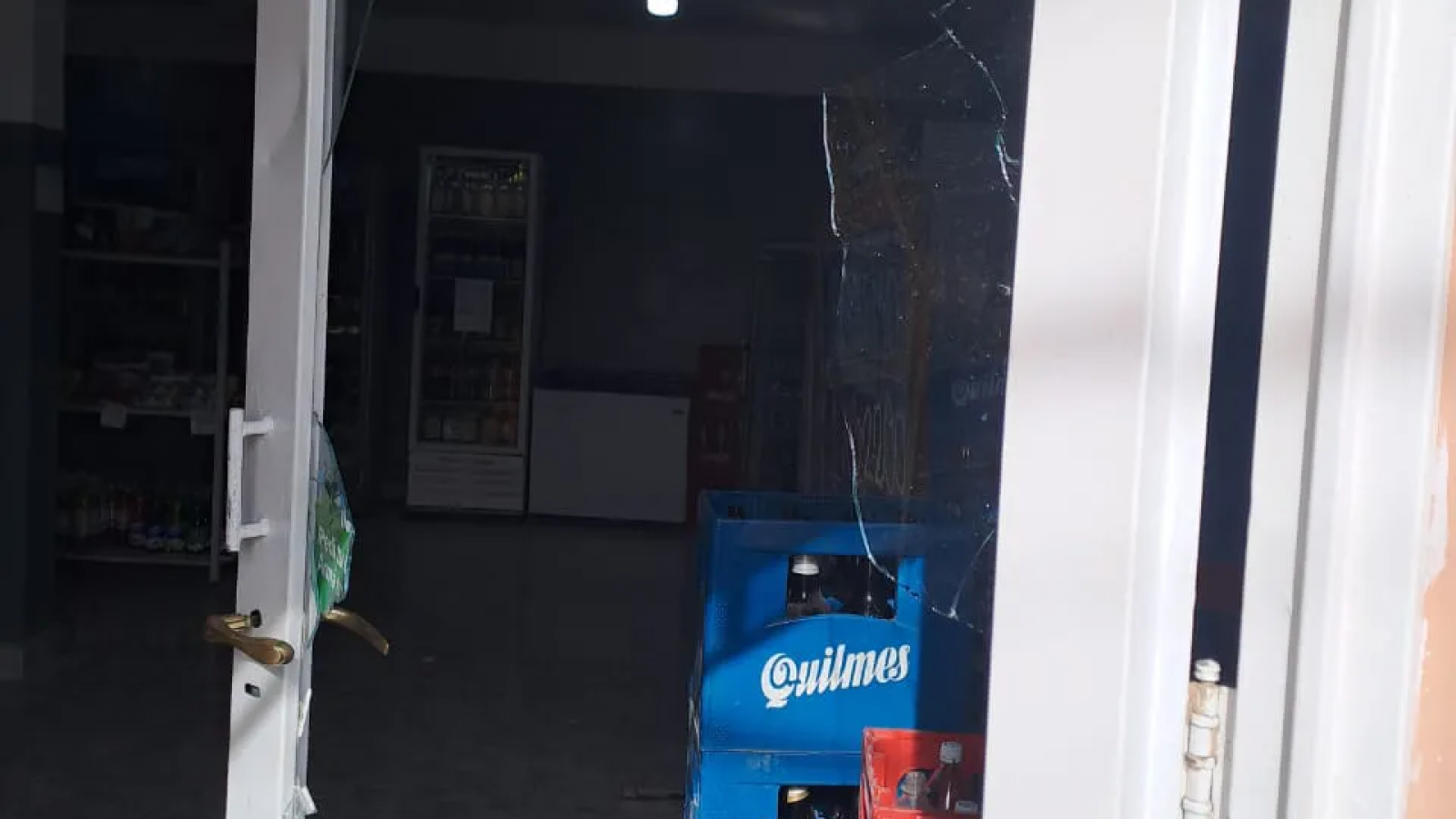Rompió el vidrio de una despensa, huyó y quiso agredir a la policía con dos palos