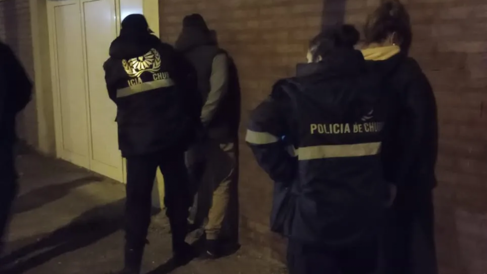 Dos hombres y una mujer robaron en un boliche, ella ocultó en sus partes íntimas el dinero mal habido
