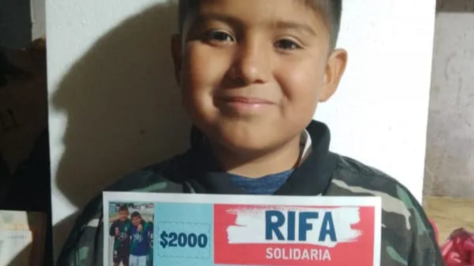 Alan tiene 9 Años, ayuda en un merendero con su abuela y vende rifas con un amigo para probarse en un club