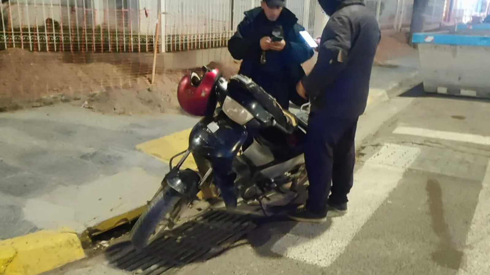 Puerto Madryn: Lo detuvieron porque manejaba una moto sin patente y descubrieron que tenía un pedido de captura del 2016