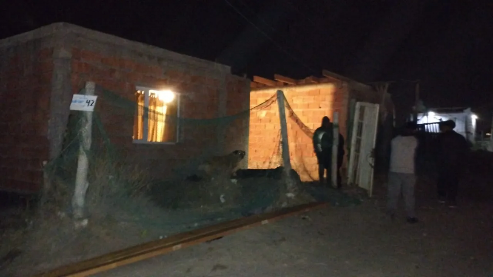Puerto Madryn: Dos hombres fueron detenidos cuando intentaron robar vigas de madera de un casa en construcción