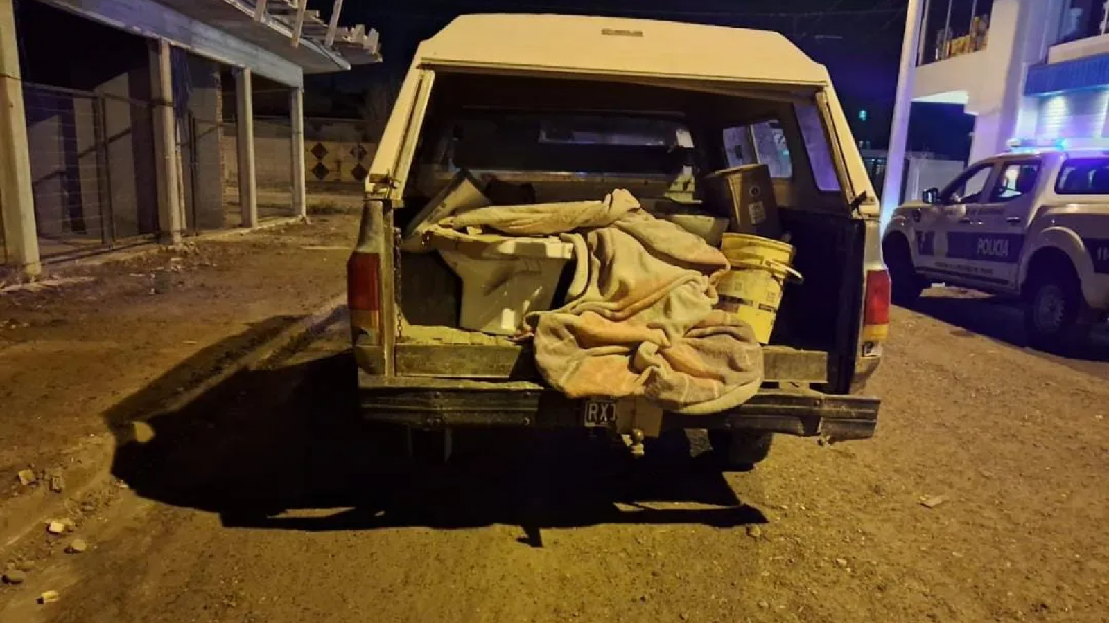 Los sorprendieron empujando una camioneta con elementos robados de una obra en construcción