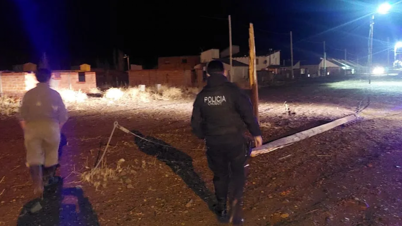 Apagón en José de San Martín: Chocó contra un poste y dejó al pueblo a oscuras