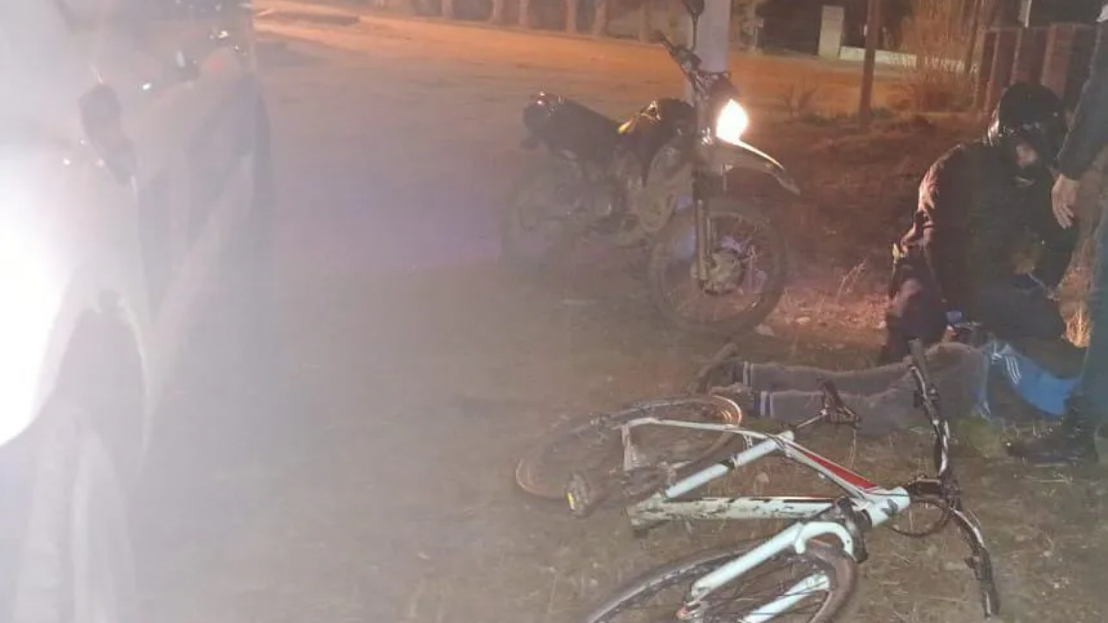 Dejó la bicicleta afuera del boliche, un ladrón se subió y salió a pasear por el centro