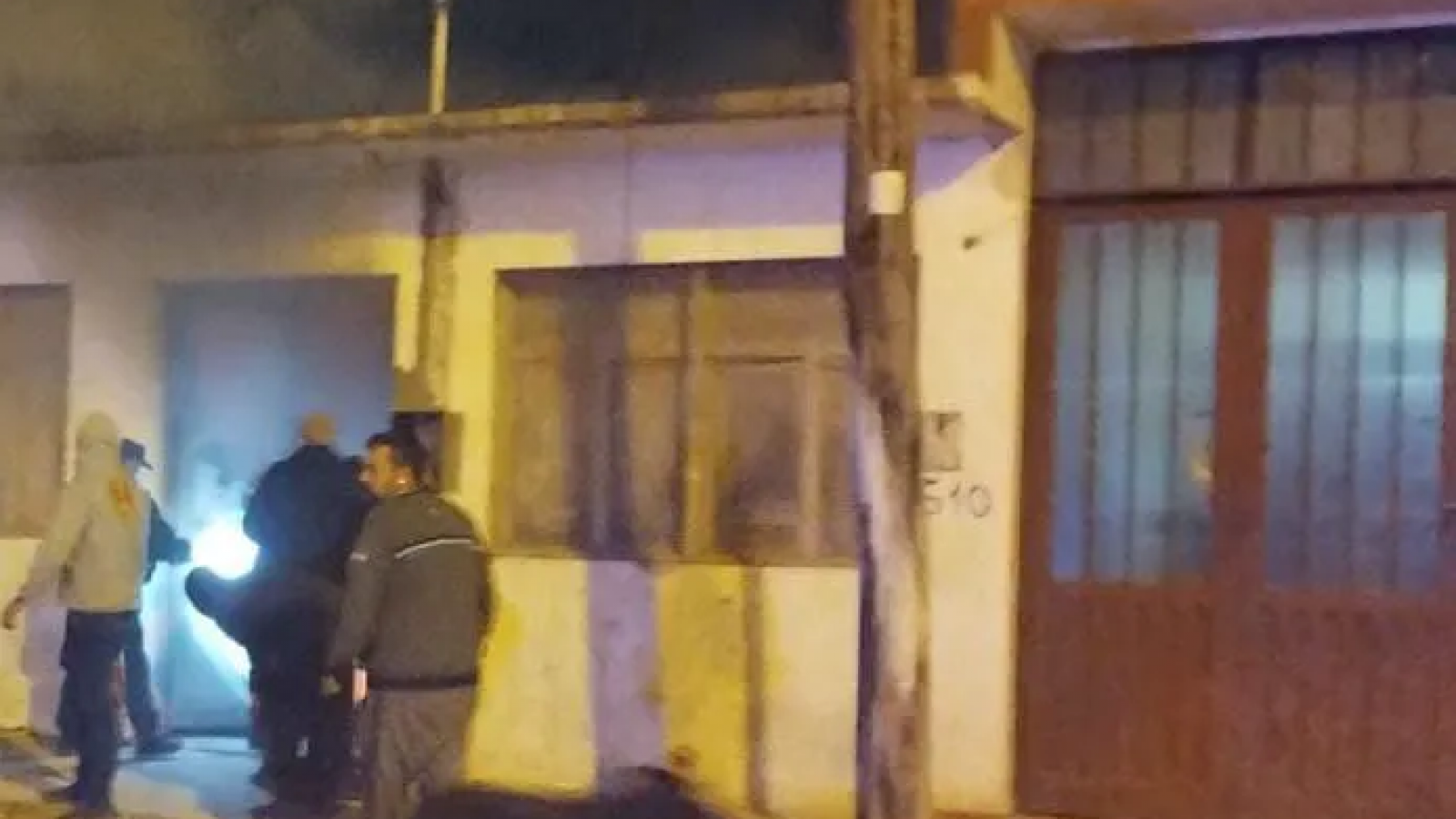 Una persona y sus dos perros fueron rescatados de su vivienda en llamas