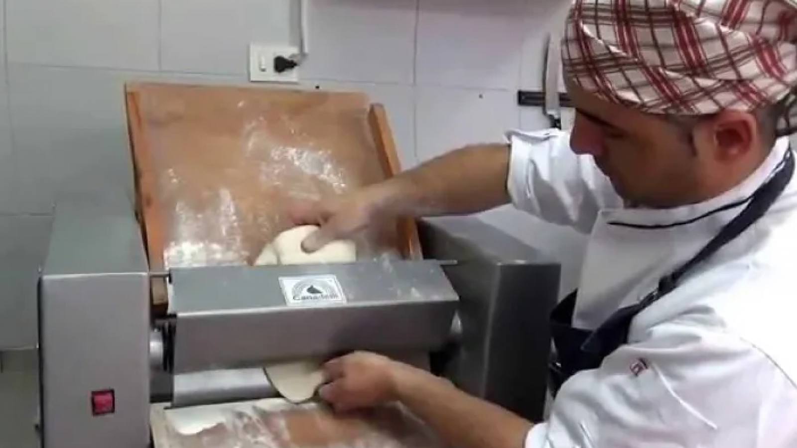 Accidente en panadería: Una máquina sobadora atrapó la mano de un joven panadero