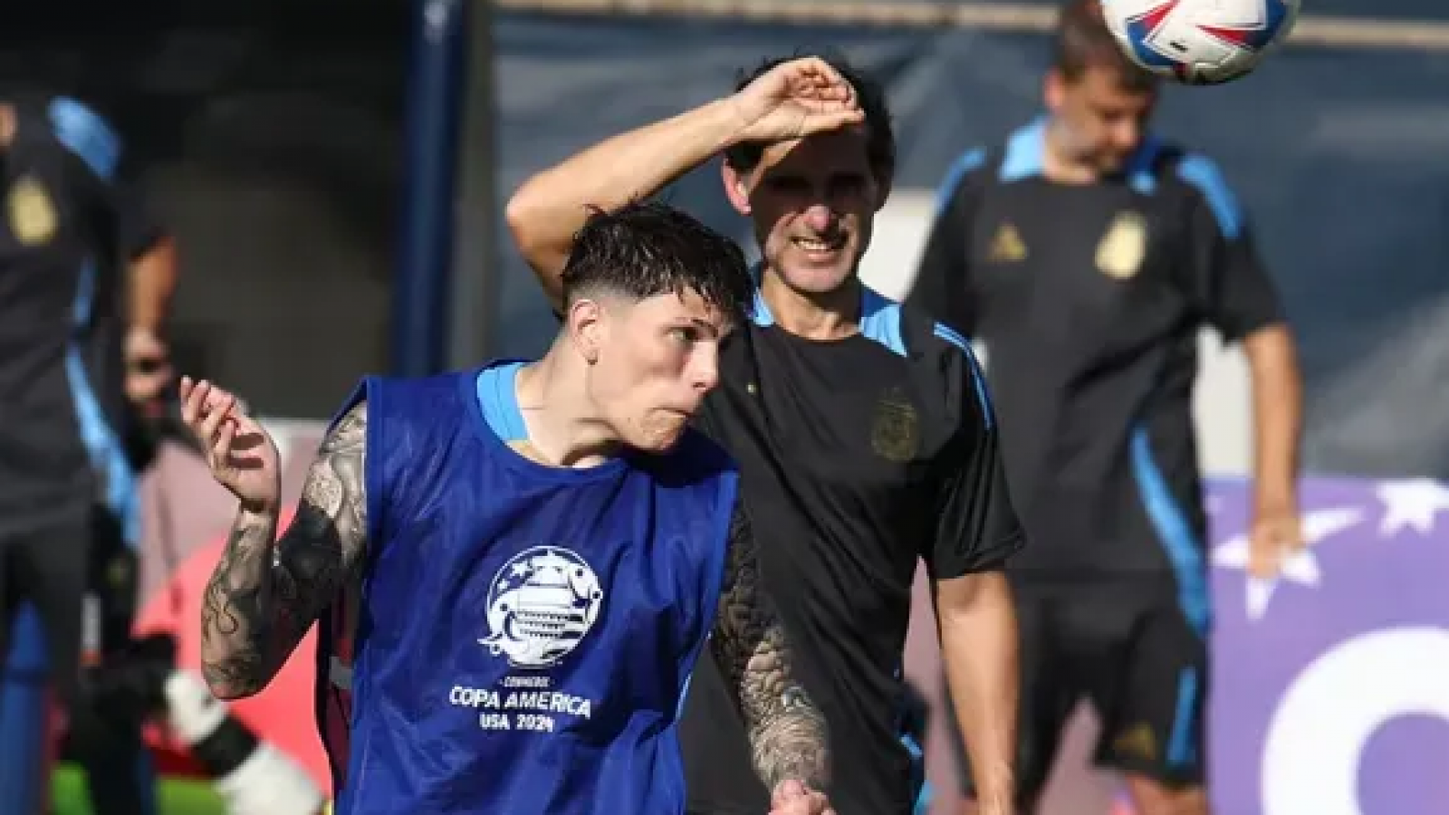 Argentina sin Messi ni Scaloni se enfrenta a Perú en un duelo por la clasificación