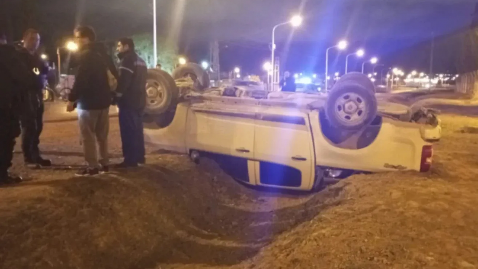 Volcó una camioneta en Puerto Madryn tras esquivar a un motociclista