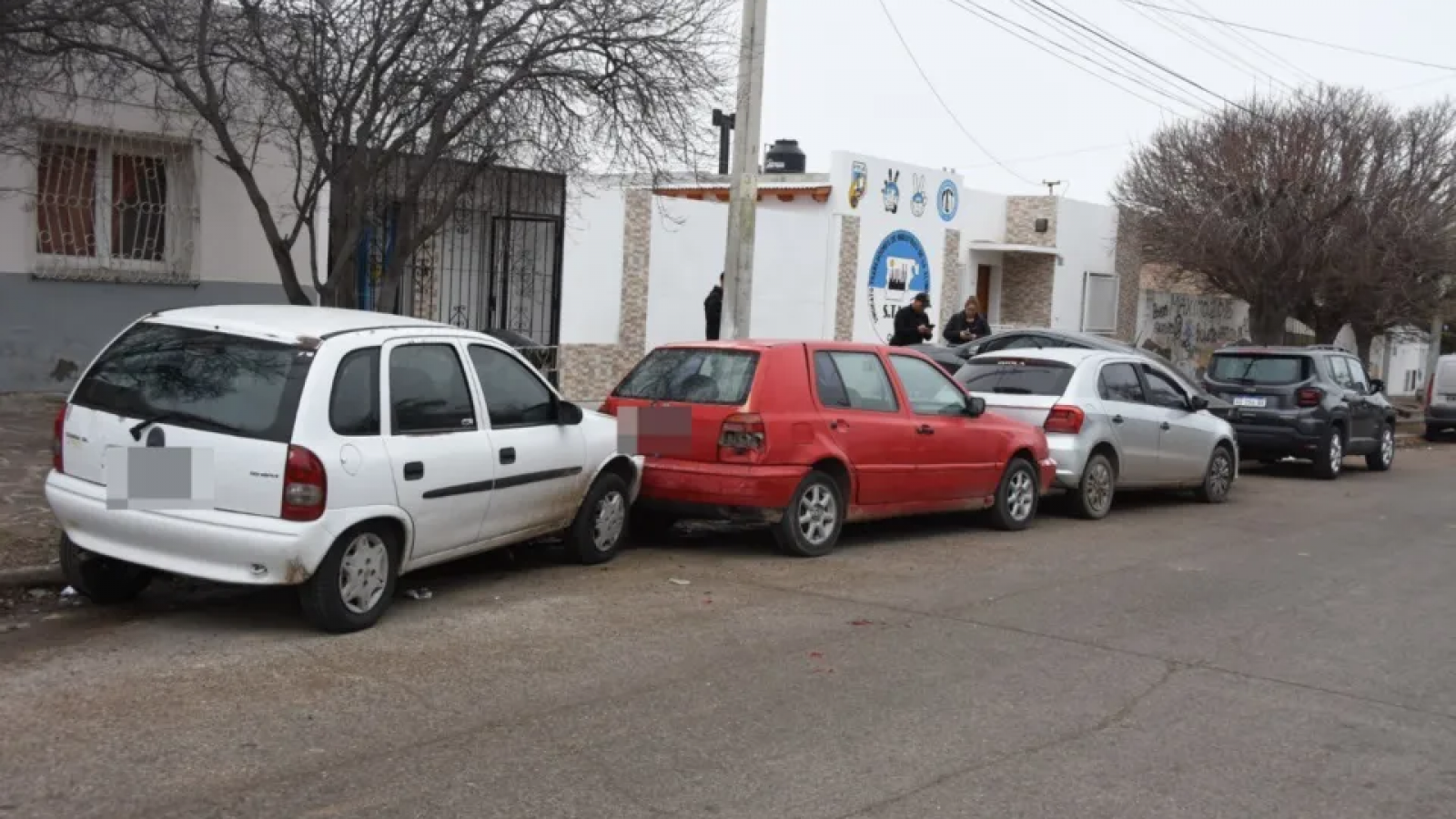 Conductora habría perdido el conocimiento y chocó contra tres autos estacionados