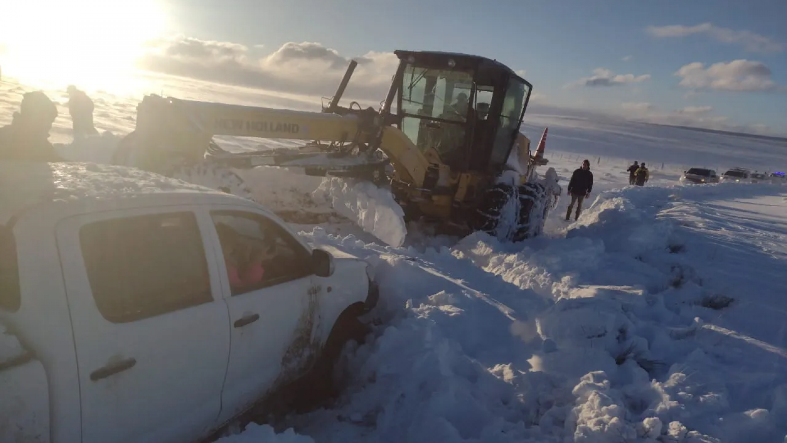 Rescataron a una familia que había quedado varada en medio de la nieve