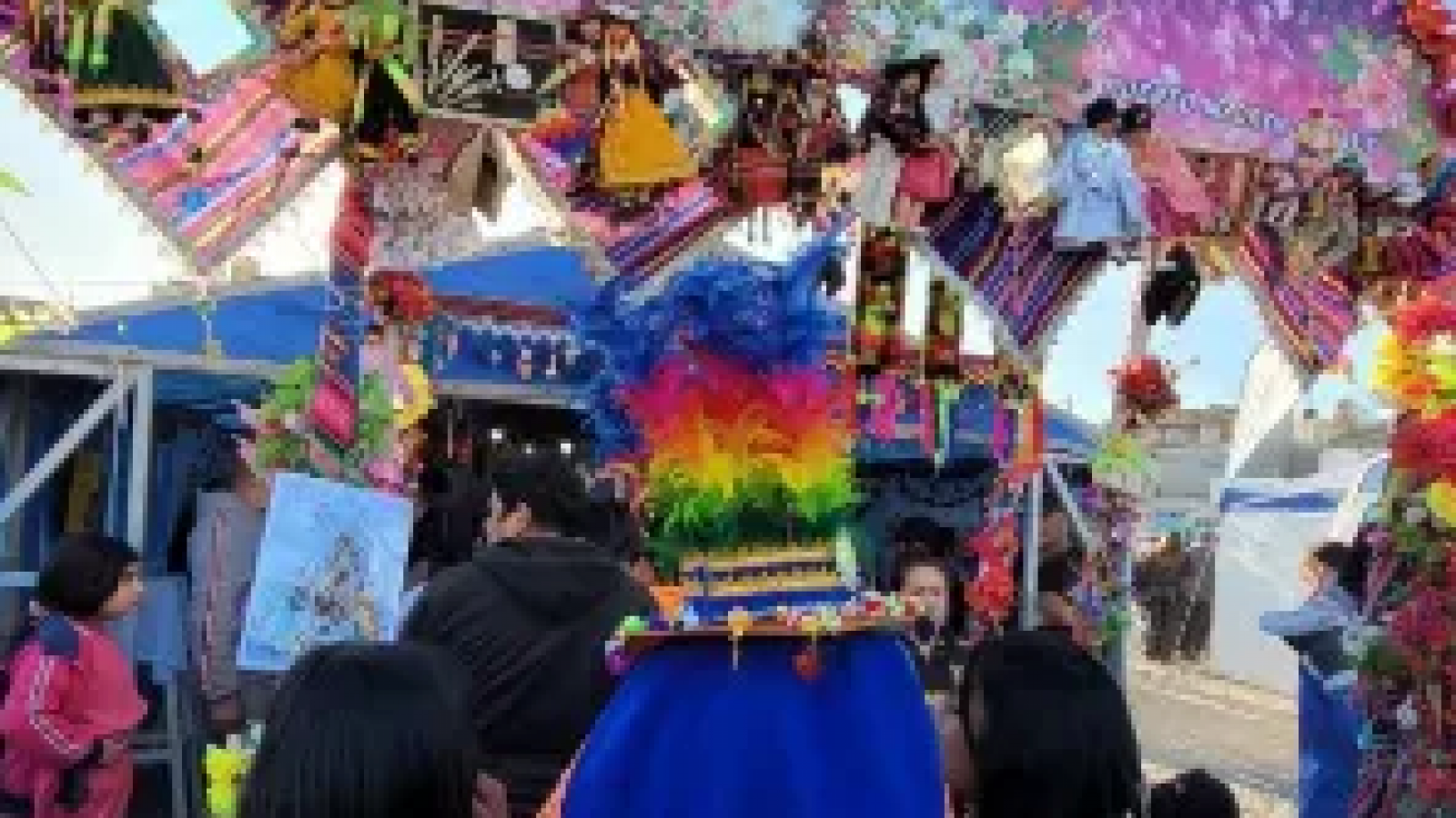 La comunidad boliviana de Puerto Madryn rindió homenaje a la Virgen de Urkupiña con procesión y danzas típicas