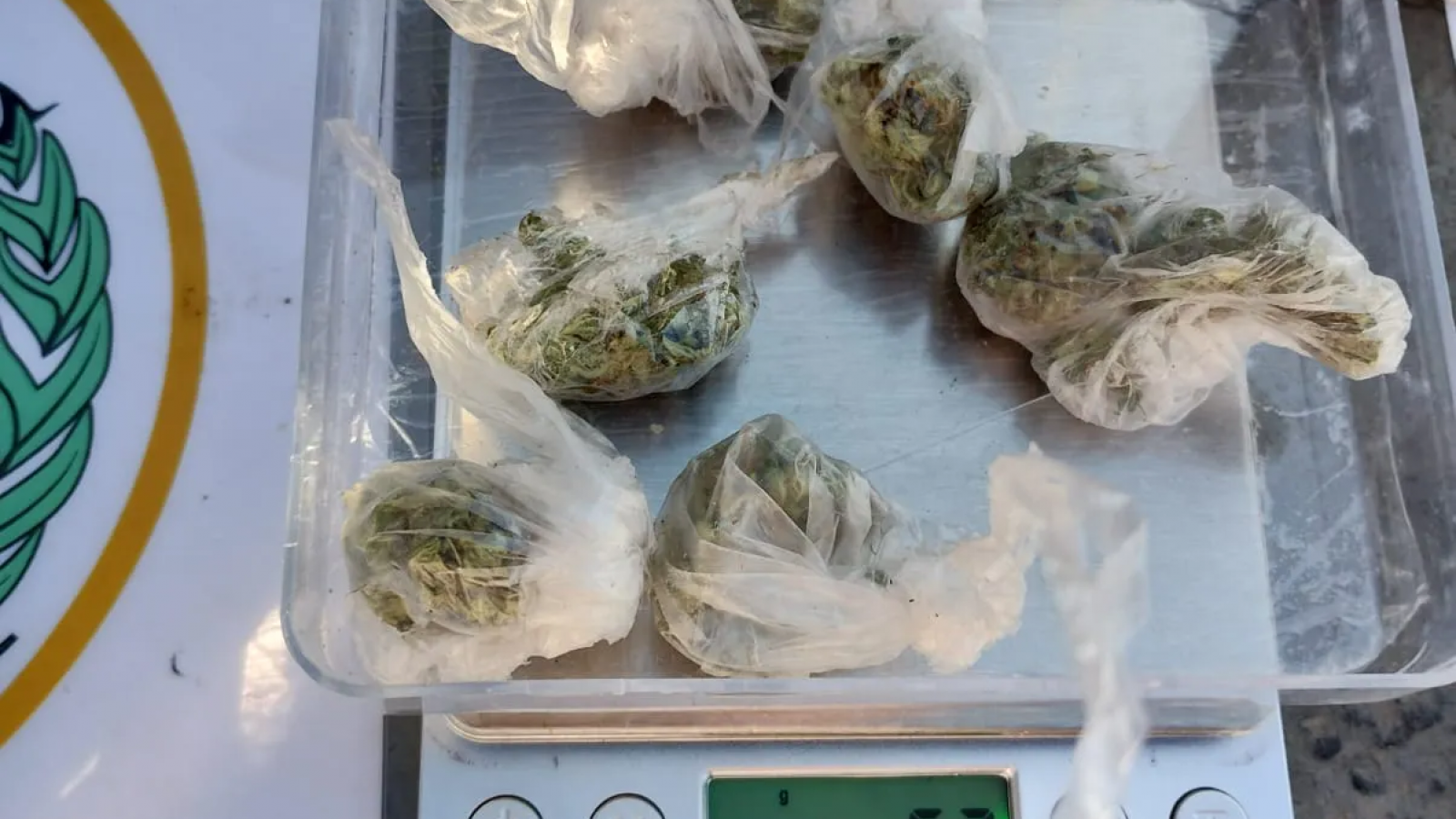 Atrapados con drogas en una plaza: Le secuestraron 70 dosis de cannabis