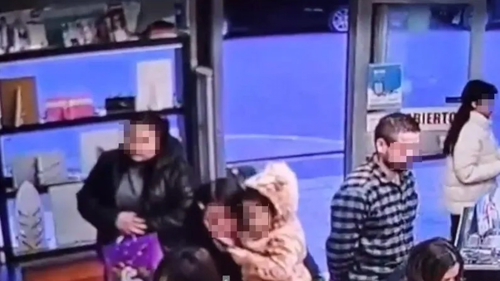 Tres mujeres roban 26 pares de anteojos de una óptica en Trelew y fueron captadas por cámaras