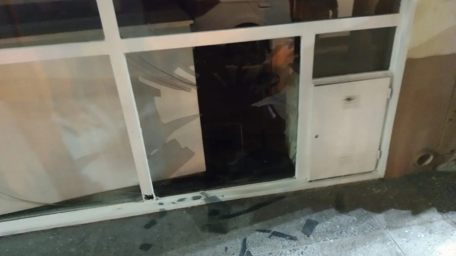 Peleaba en la Plaza Independencia y rompió un vidrio de la Municipalidad