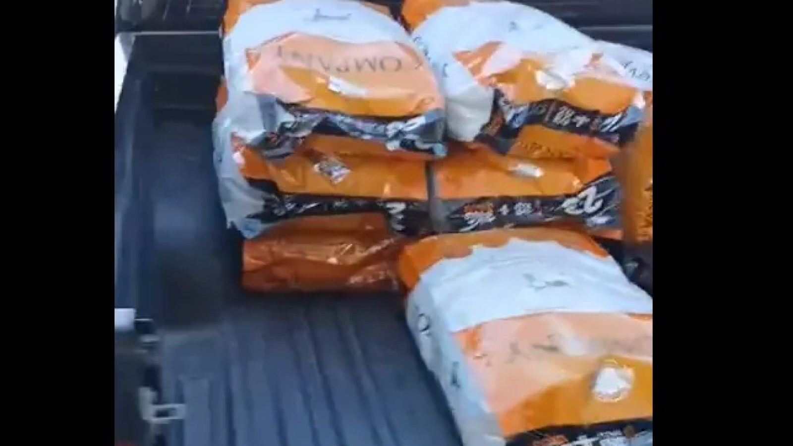 Un hombre rompió un ventanal y donó 200 kilos de alimentos a APAM como reparación