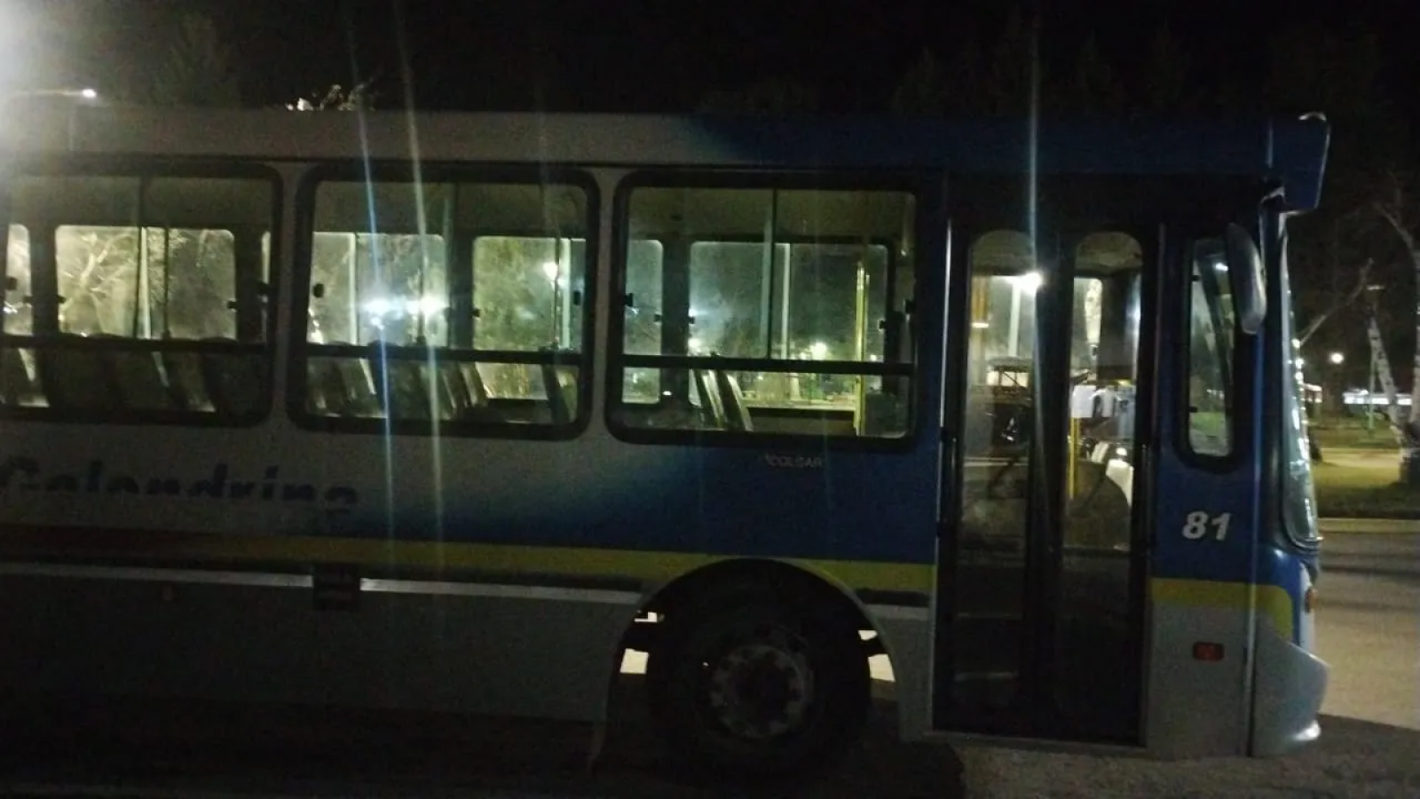 Lago Puelo: Dos jóvenes fueron detenidos por causar daños a un colectivo y escapar de la policía