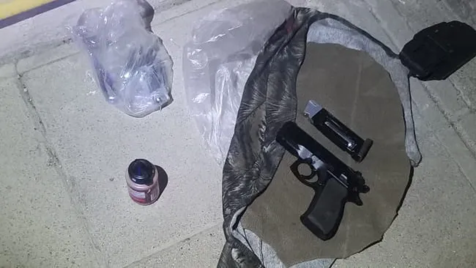 Dos jóvenes robaron a menores que jugaban en el parque y los atraparon con una réplica de arma de fuego
