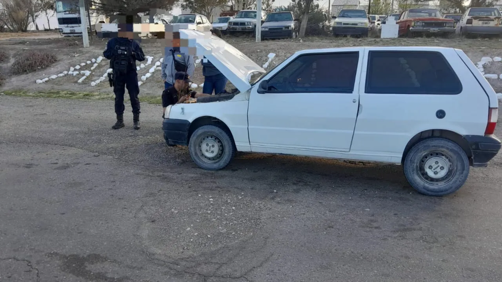 Paseaba en Madryn con un auto que compró en Trelew pero tenía el motor y los cristales adulterados