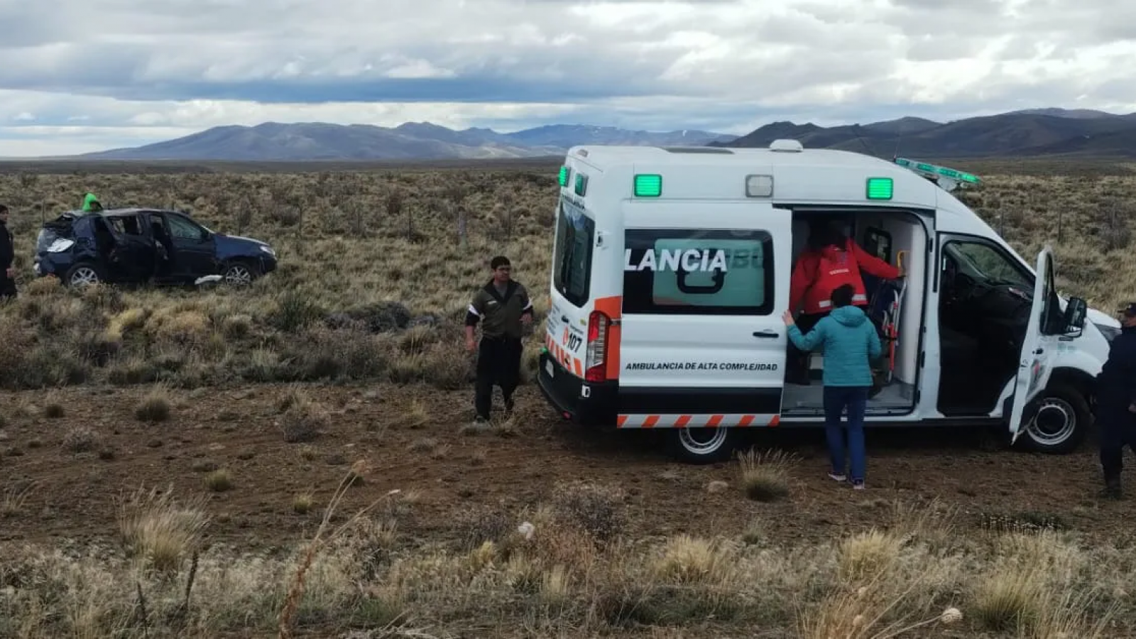 Accidente en la Ruta 25: un auto volcó cerca de Tecka, tres personas resultaron heridas