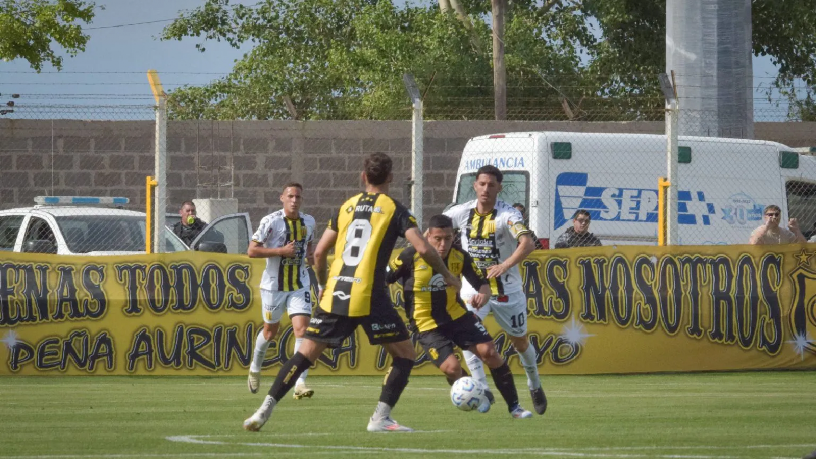 Deportivo Madryn aplastó a Almirante Brown 5-1