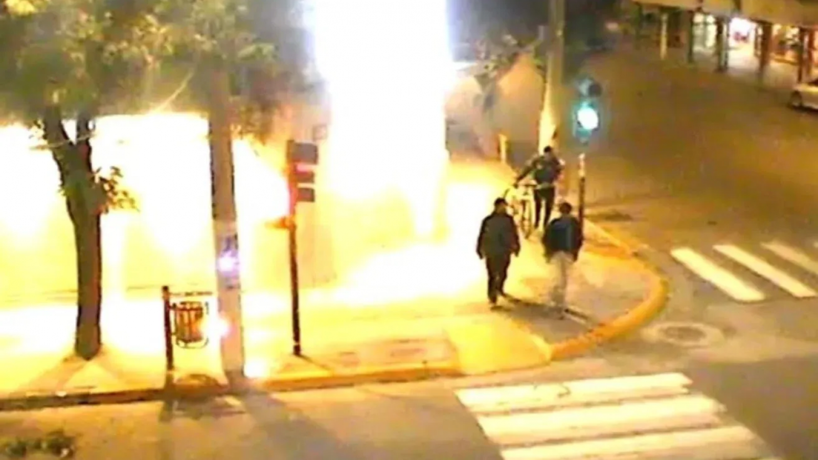 Tres jóvenes fueron procesados ??por incendiar vehículos en el centro de Puerto Madryn