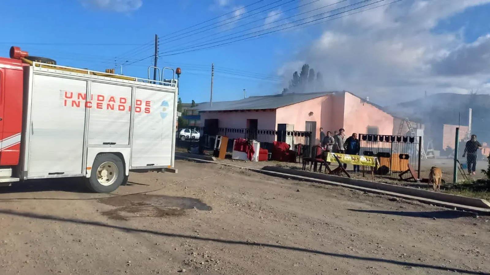 Una vela en memoria de su hija desató un incendio: vecinos y policías trabajaron juntos para contener el fuego