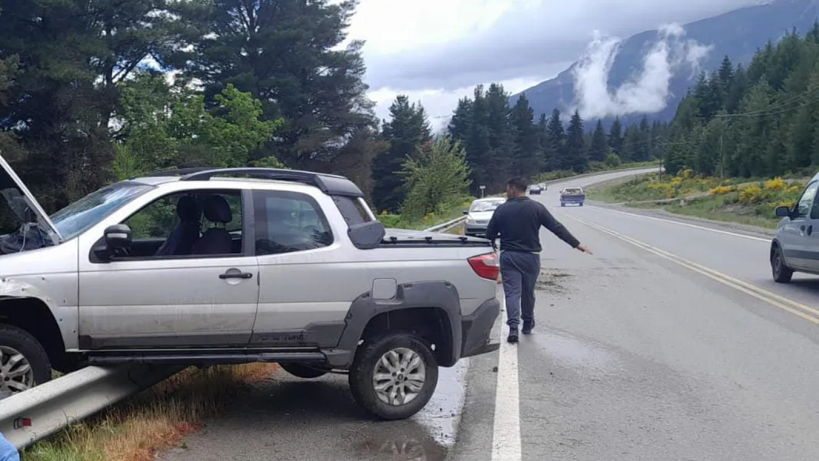 Despiste sin heridos en Ruta 40: una conductora perdió el control y quedó sobre el guardarraíl
