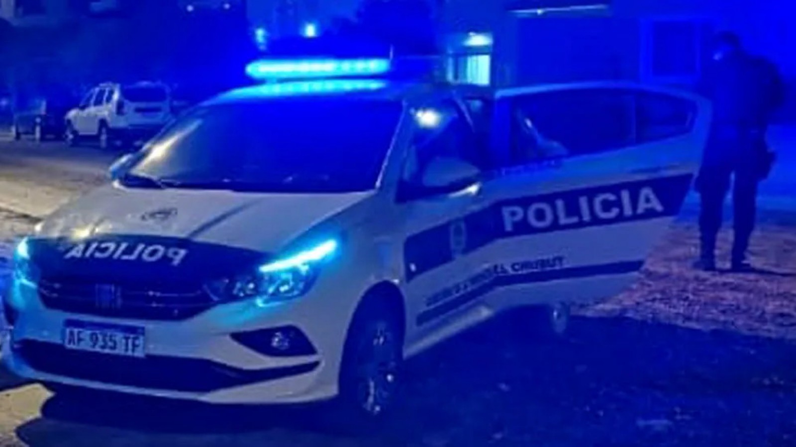 ¡Infraganti! Una pareja fue sorprendida robando donaciones de un auto en pleno centro