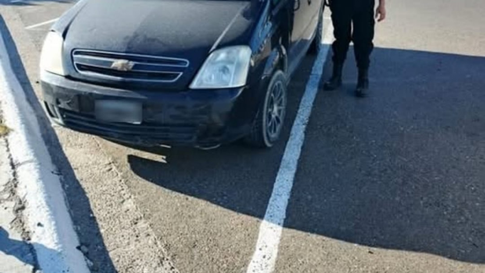 Dormido al volante con el auto en marcha y música al máximo: ¿el vino fue el culpable?