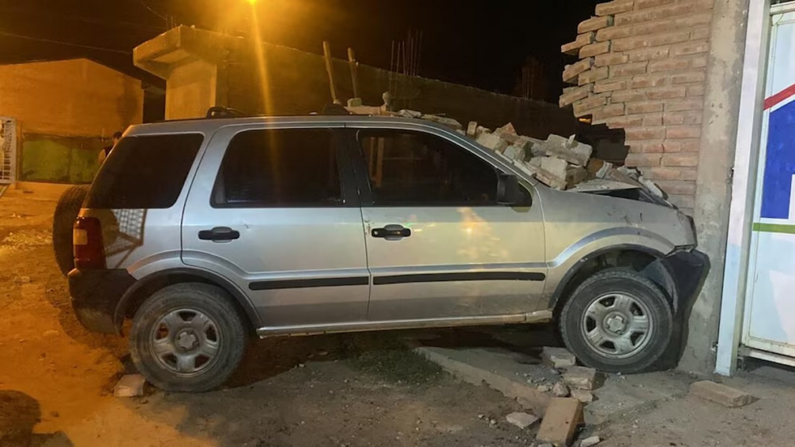 Navidad inesperada: una pareja desnuda y borracha protagonizó un choque contra una casa