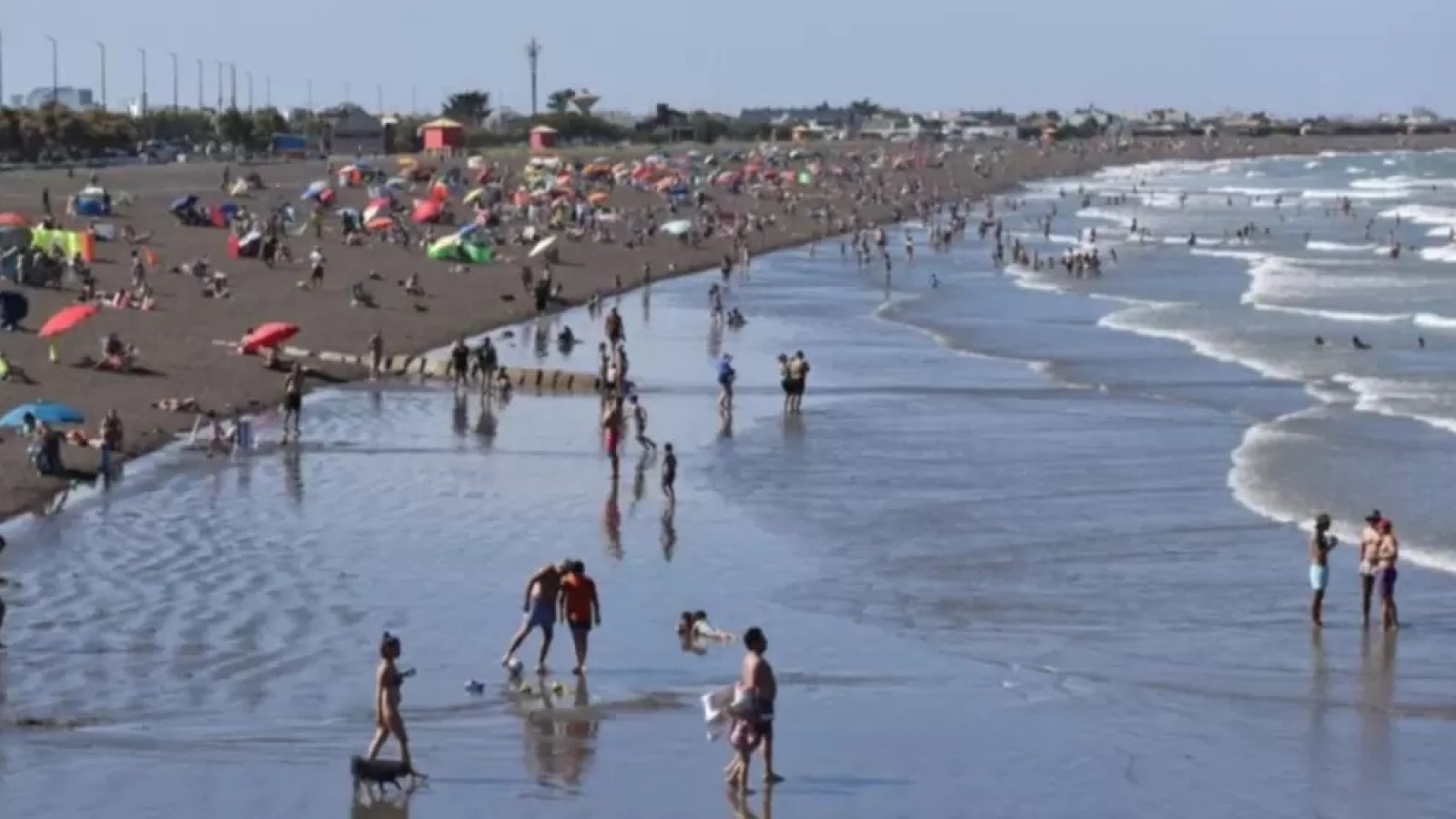Playa Unión: Guardavidas rescataron a un hombre que ingresó borracho al mar